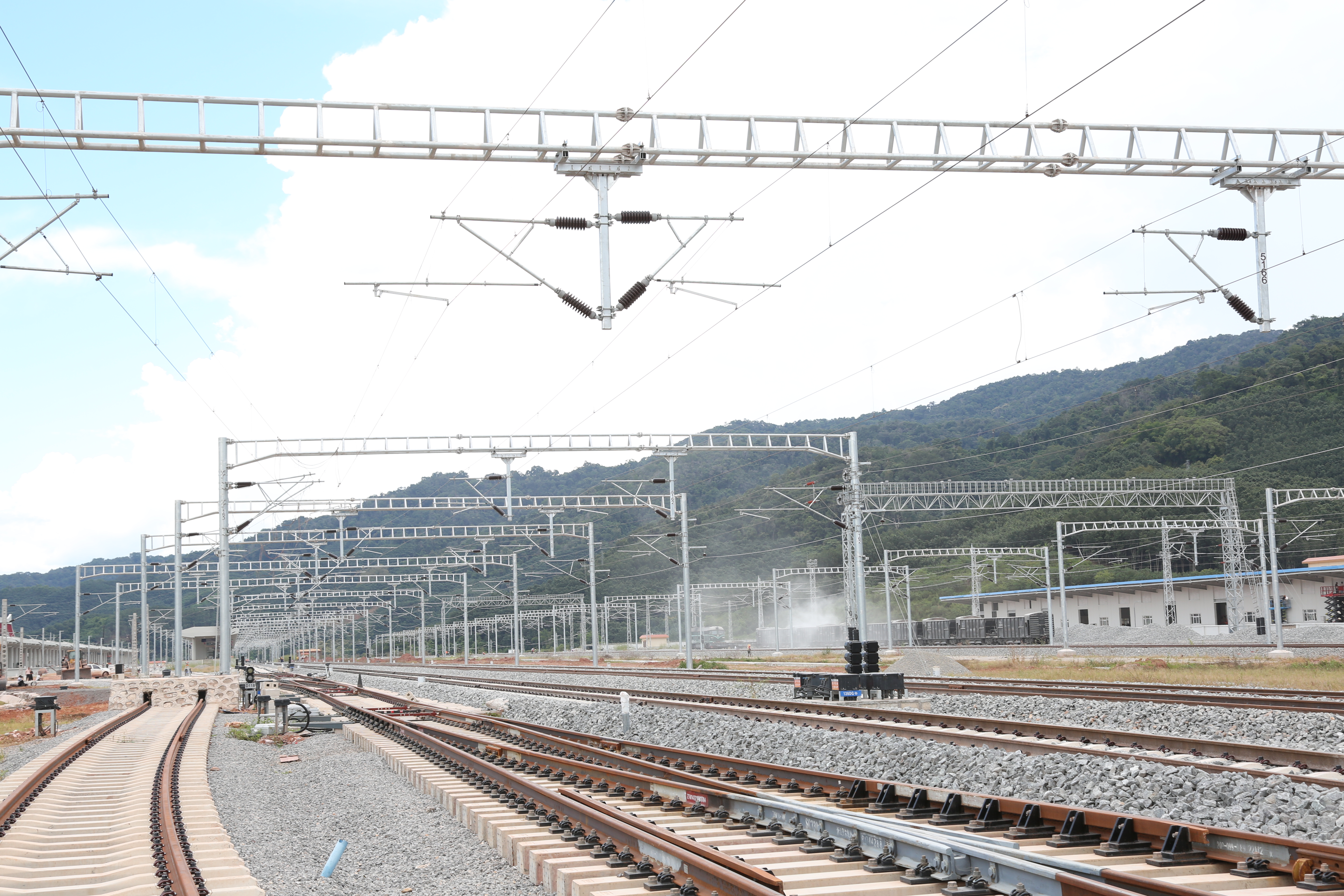 中老鐵路雙線區段送電成功，標志性節點為年底開通奠定堅實基礎